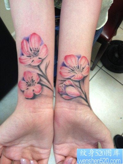 点击大图看下一张：女人手腕潮流漂亮的花卉纹身图片