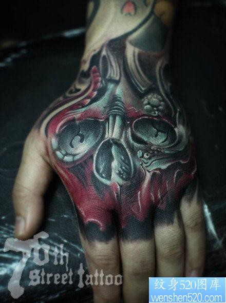 点击大图看下一张：手背很酷超酷的一幅骷髅纹身图片