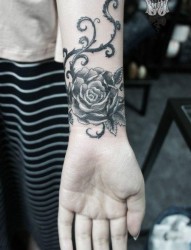 女人手臂精美潮流玫瑰花纹身图片