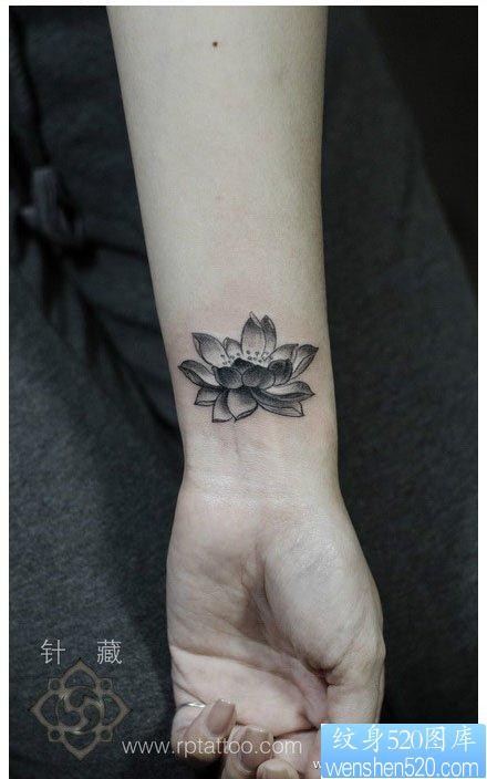 点击大图看下一张：女人手腕处唯美的黑白莲花纹身图片