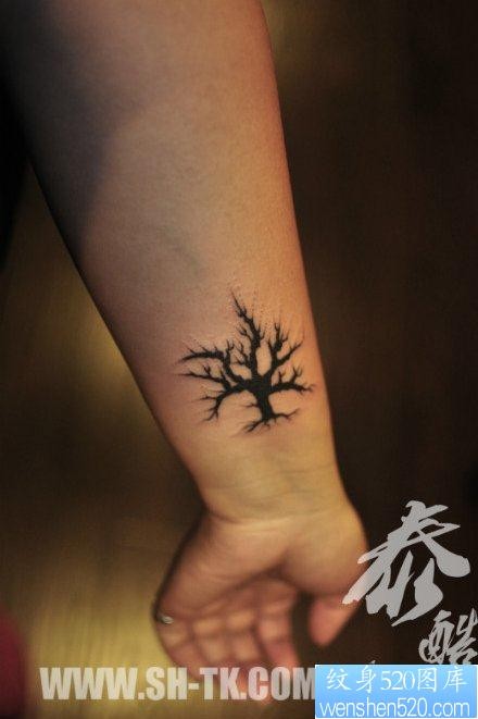 点击大图看下一张：女人手腕小巧时尚的图腾树纹身图片