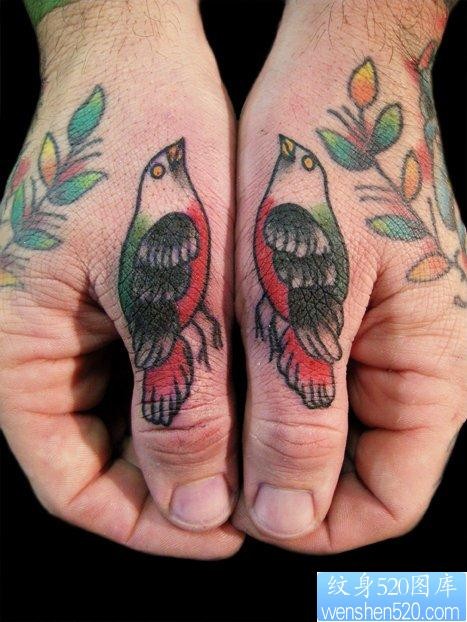 点击大图看下一张：手指小巧的old school小鸟纹身图片