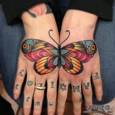 点击大图看下一张：女性手背潮流漂亮的彩色蝴蝶纹身图片