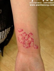 女人手腕漂亮精美的彩色花卉纹身图片