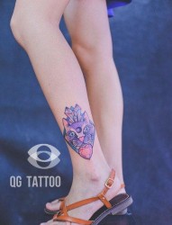 手臂漂亮的new school黑桃与玫瑰花纹身图片