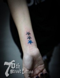 女人小手臂小巧精美的五角星纹身图片