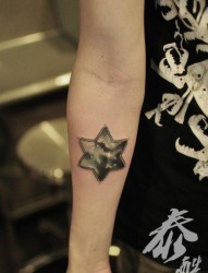 手臂精美时尚的星空六芒星纹身图片
