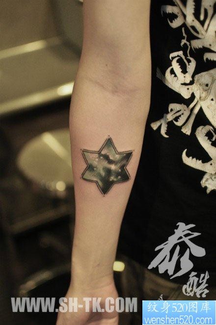 点击大图看下一张:手臂精美时尚的星空六芒星纹身图片