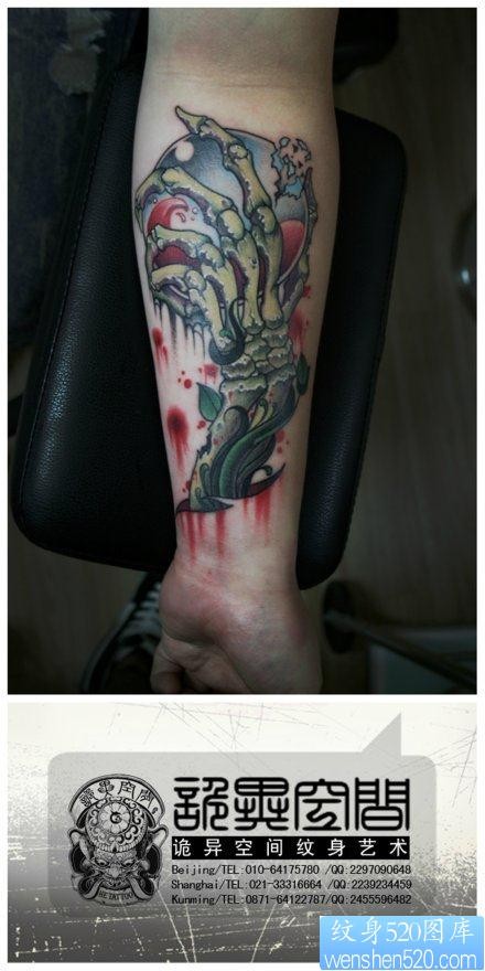 点击大图看下一张：手臂一幅超酷经典的骨架手纹身图片