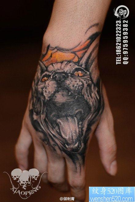 点击大图看下一张：手背潮流很酷的一幅猫头纹身图片