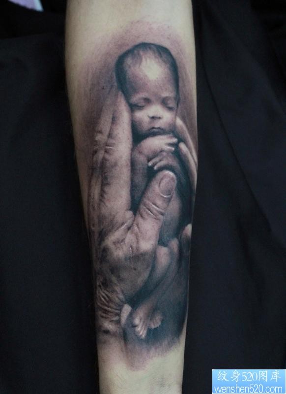 点击大图看下一张：小臂上一幅可爱的婴儿纹身作品