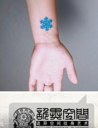 女人手腕时尚简单的蓝色雪花纹身图片