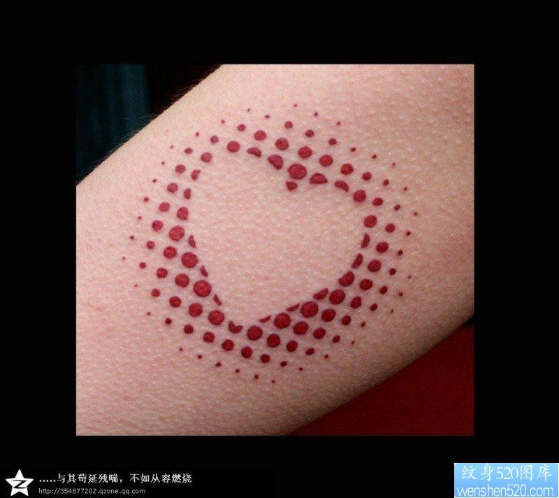 点击大图看下一张：给大家欣赏一幅点状爱心纹身图片