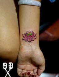 女人手腕小巧精美的粉莲花纹身图片