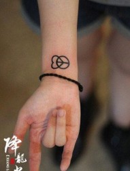 女人手腕小巧的爱心与反战符号纹身图片