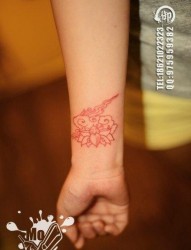 手臂小巧时尚的线条莲花纹身图片