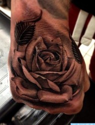 手背上一幅素描立体玫瑰花纹身图片
