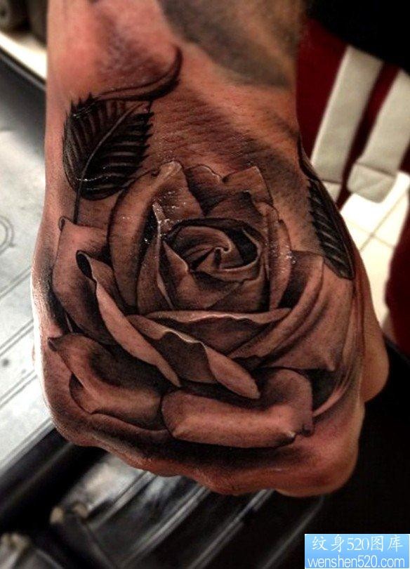 点击大图看下一张：手背上一幅素描立体玫瑰花纹身图片