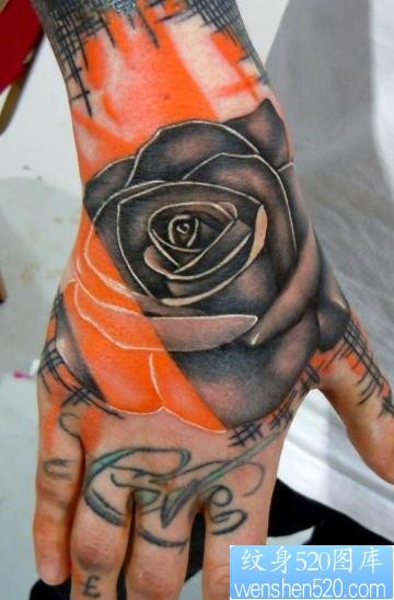 点击大图看下一张：手背上一幅漂亮的玫瑰花纹身图片