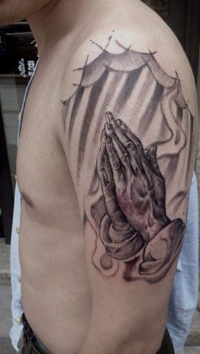 点击大图看下一张：大臂上一组老人祈祷手纹身作品图2