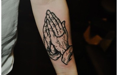 点击大图看下一张：大臂上一组老人祈祷手纹身作品图4