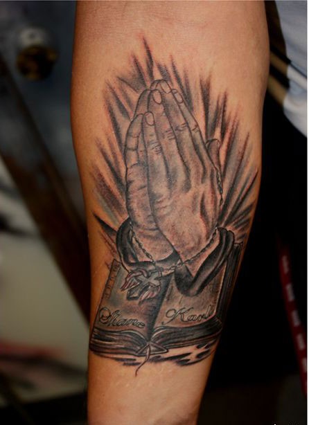 点击大图看下一张：大臂上一组老人祈祷手纹身作品图3