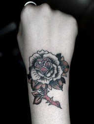 女人手腕唯美的玫瑰花纹身图片