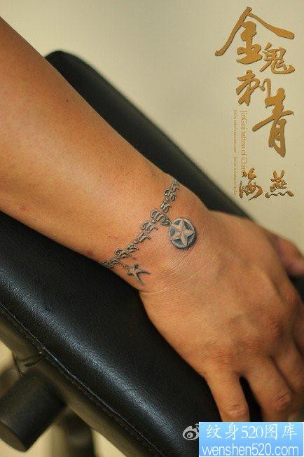 点击大图看下一张：手腕一幅时尚经典的藏文手链纹身图片