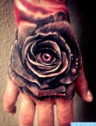 手背上的一幅恐怖玫瑰花纹身图片