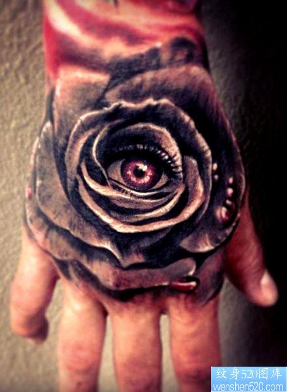 点击大图看下一张：手背上的一幅恐怖玫瑰花纹身图片