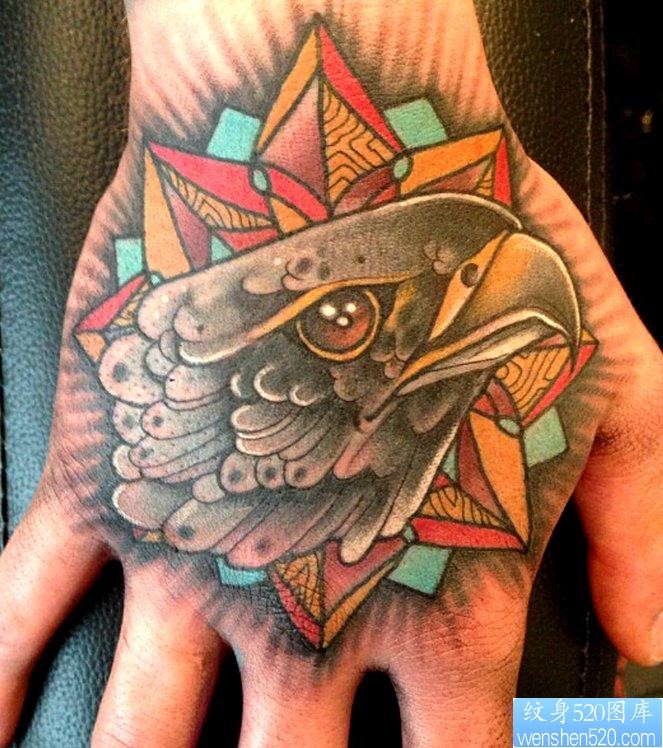 点击大图看下一张：手背上一幅欧美老鹰纹身图片