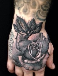 手背上一幅潮流玫瑰花纹身图片
