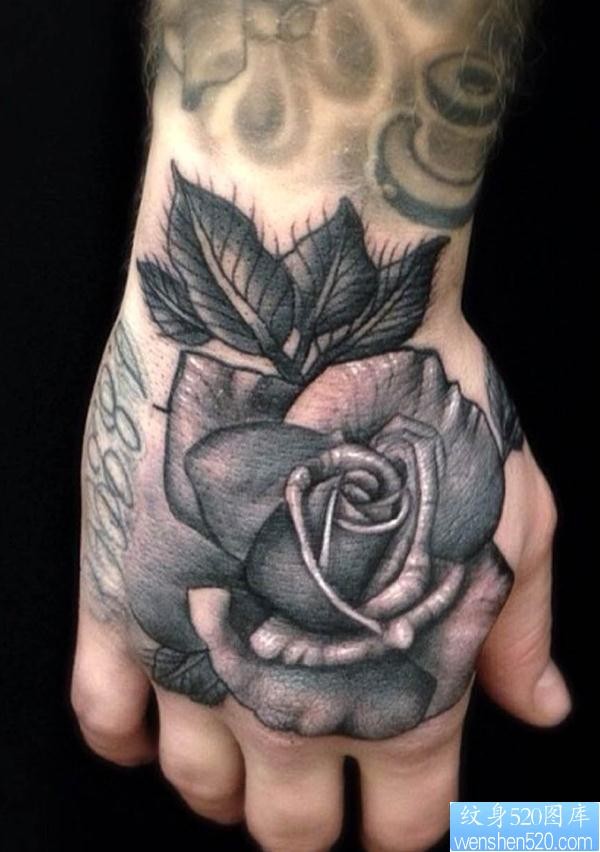 点击大图看下一张：手背上一幅潮流玫瑰花纹身图片