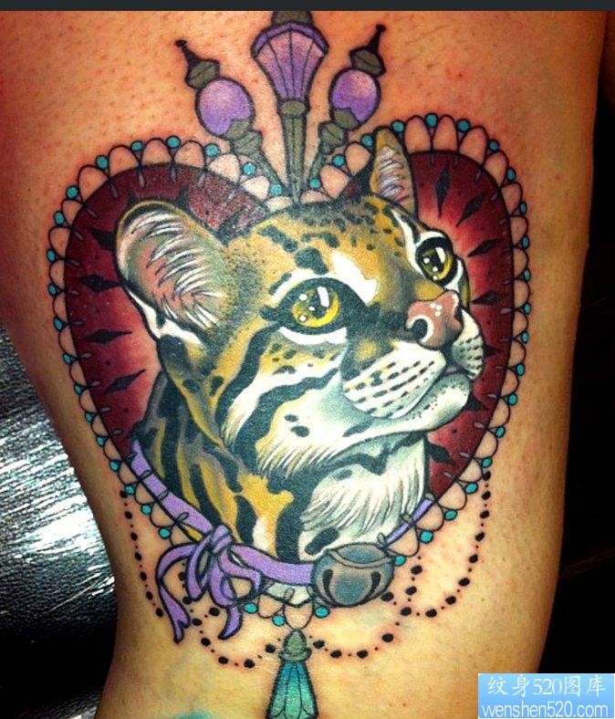 点击大图看下一张：推荐一幅个性爱心猫纹身作品
