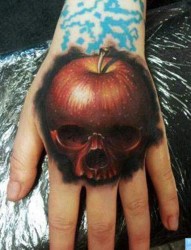 手背上一幅个性的苹果纹身图片