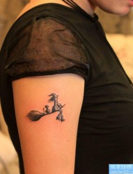 纹身520图库推荐一幅手臂小巫女纹身图片