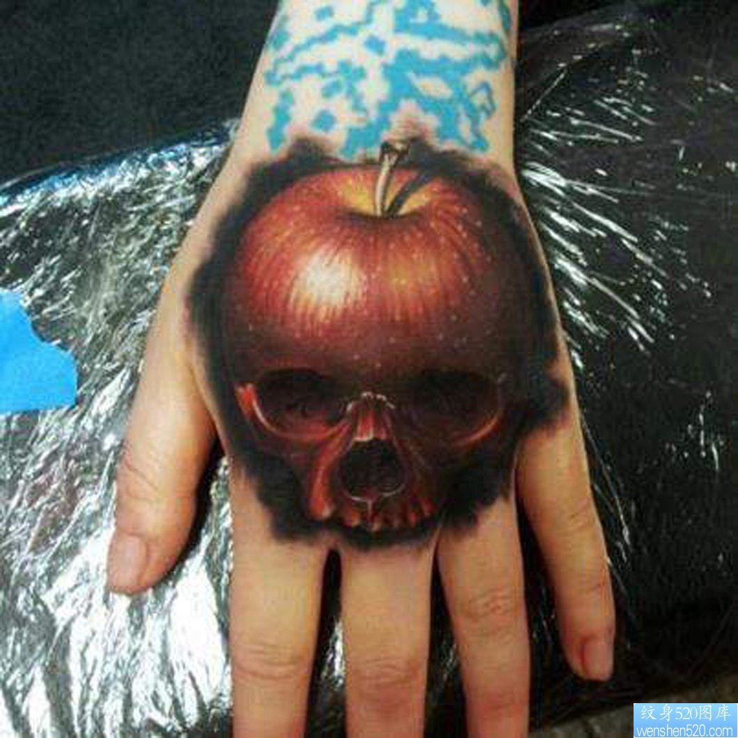 点击大图看下一张:手背上一幅个性的苹果纹身图片