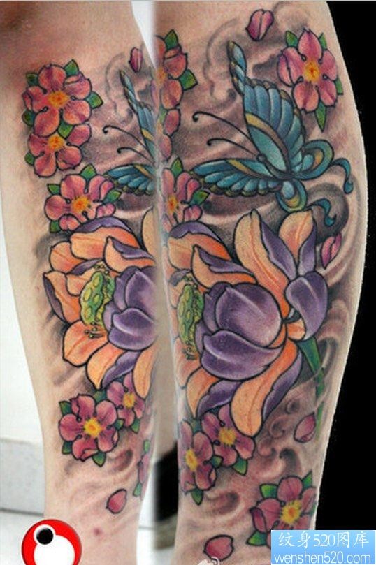 点击大图看下一张：一幅小腿莲花蝴蝶樱花纹身图片由纹身520图库推荐