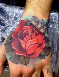 手背上漂亮的玫瑰花纹身