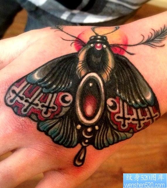 点击大图看下一张：给大家推荐手背上一幅个性蝴蝶纹身图片