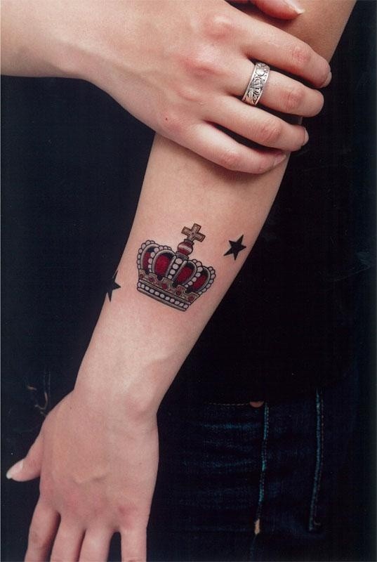 点击大图看下一张：一组彩色手腕皇冠字母纹身图片由纹身520图库推荐