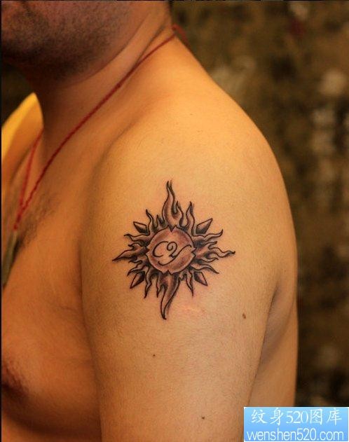 点击大图看下一张：大臂图腾太阳纹身图片由纹身520图库推荐