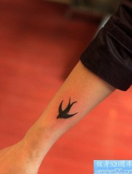 一幅女人手腕燕子纹身图片由纹身520图库推荐