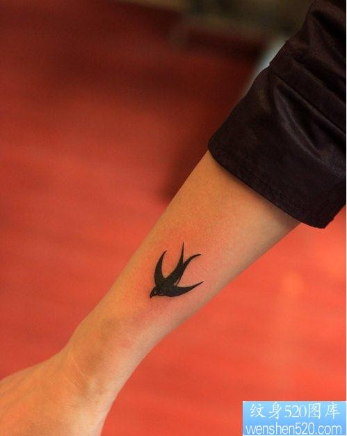 点击大图看下一张：一幅女人手腕燕子纹身图片由纹身520图库推荐