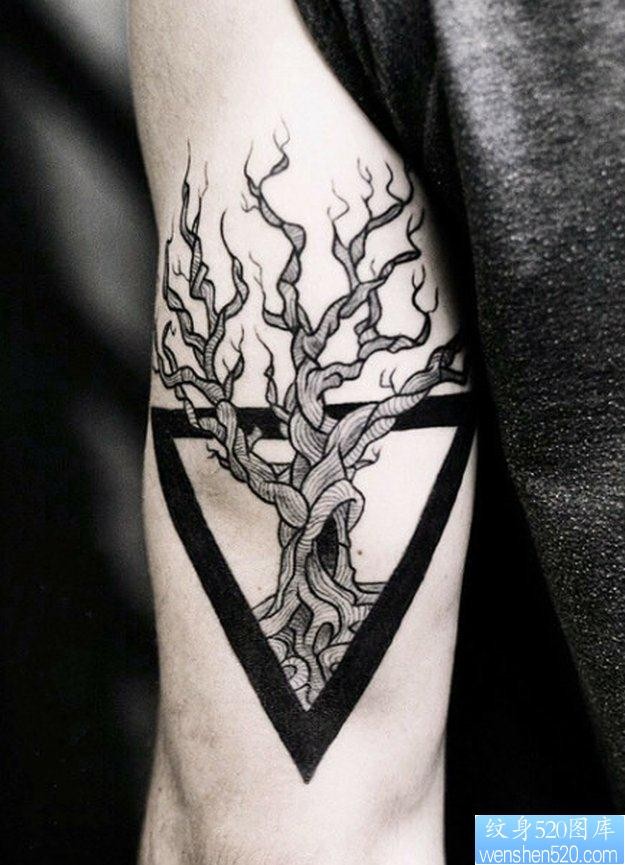 点击大图看下一张：一幅手臂树纹身图片由纹身520图库推荐