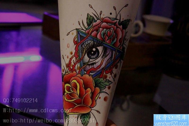点击大图看下一张：一幅欧美玫瑰花上帝之眼文身图片由纹身520图库推荐