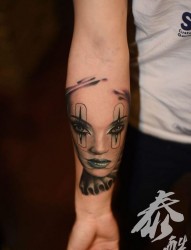 手部个性女肖像纹身图片