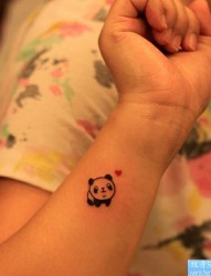 手腕卡通熊猫文身图片由纹身520图库推荐