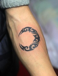 纹身520图库推荐一幅手臂图腾月亮纹身图片