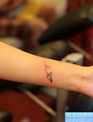 手腕纸飞机纹身图片由纹身520图库推荐